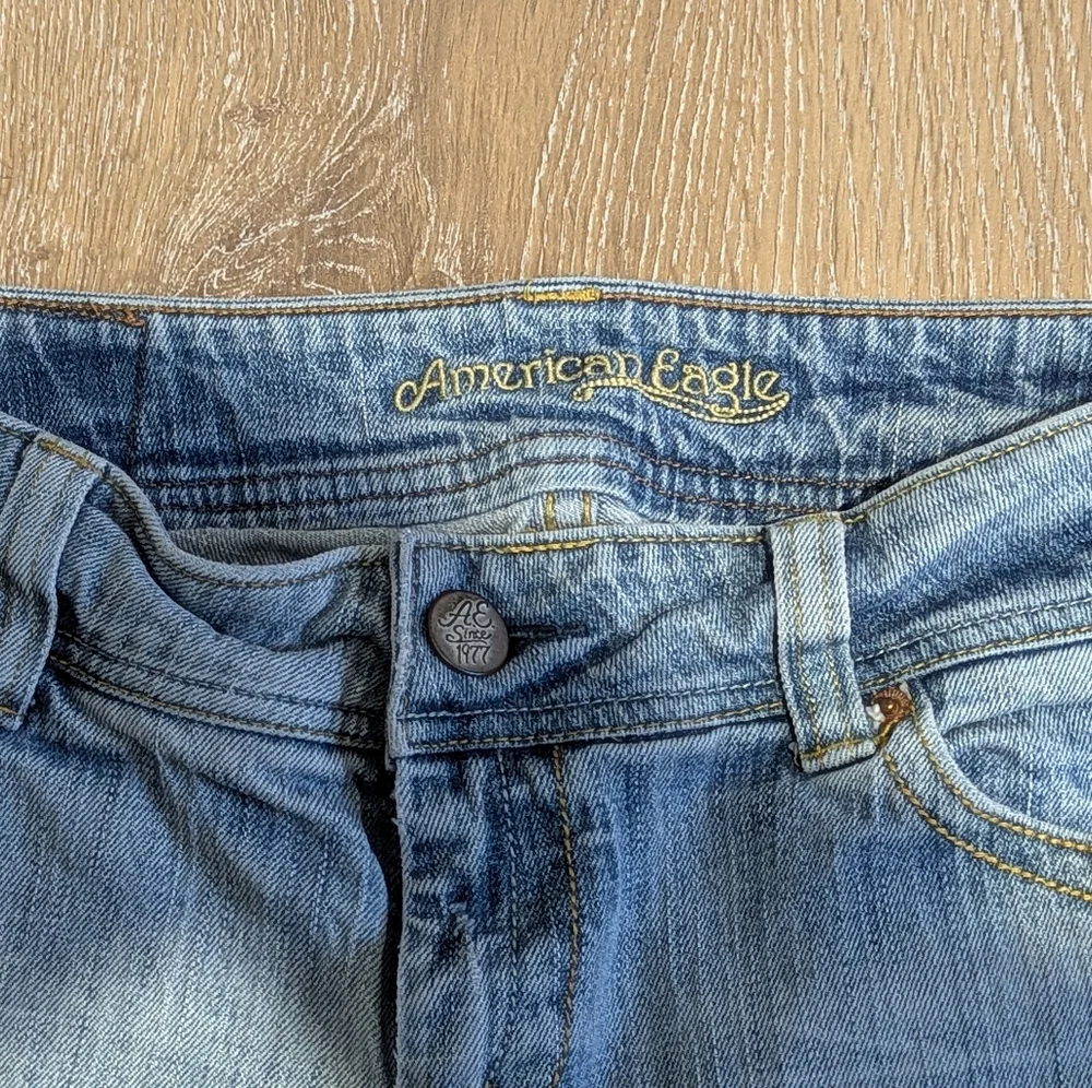 American Eagle Light Wash Artist Crop Jeans Raw Hem Mid-Rise Women's 8‎ Short - Picture 4 of 10